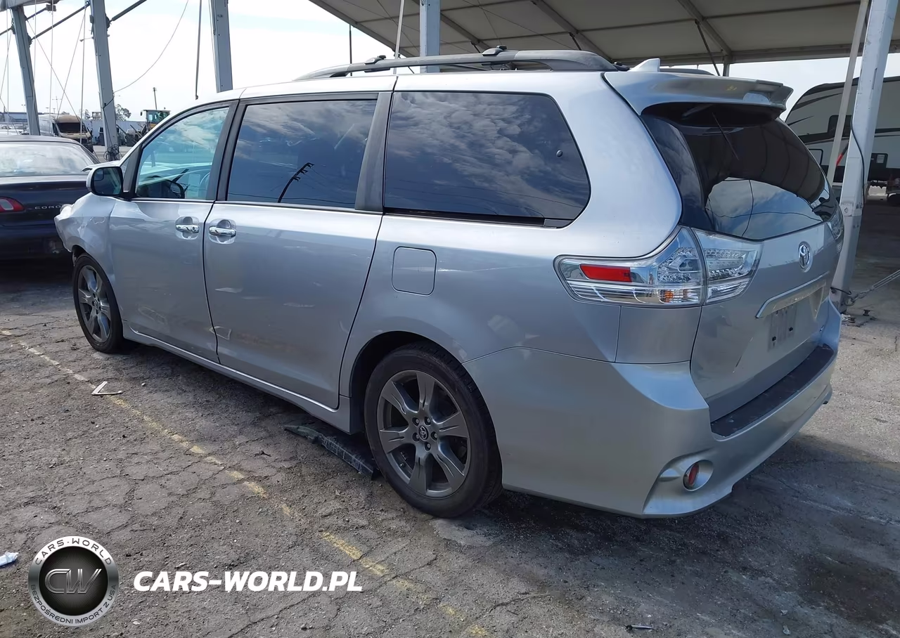 2018 Toyota Sienna Se 8 Passenger VIN:5TDXZ3DC5JS947995 - 3