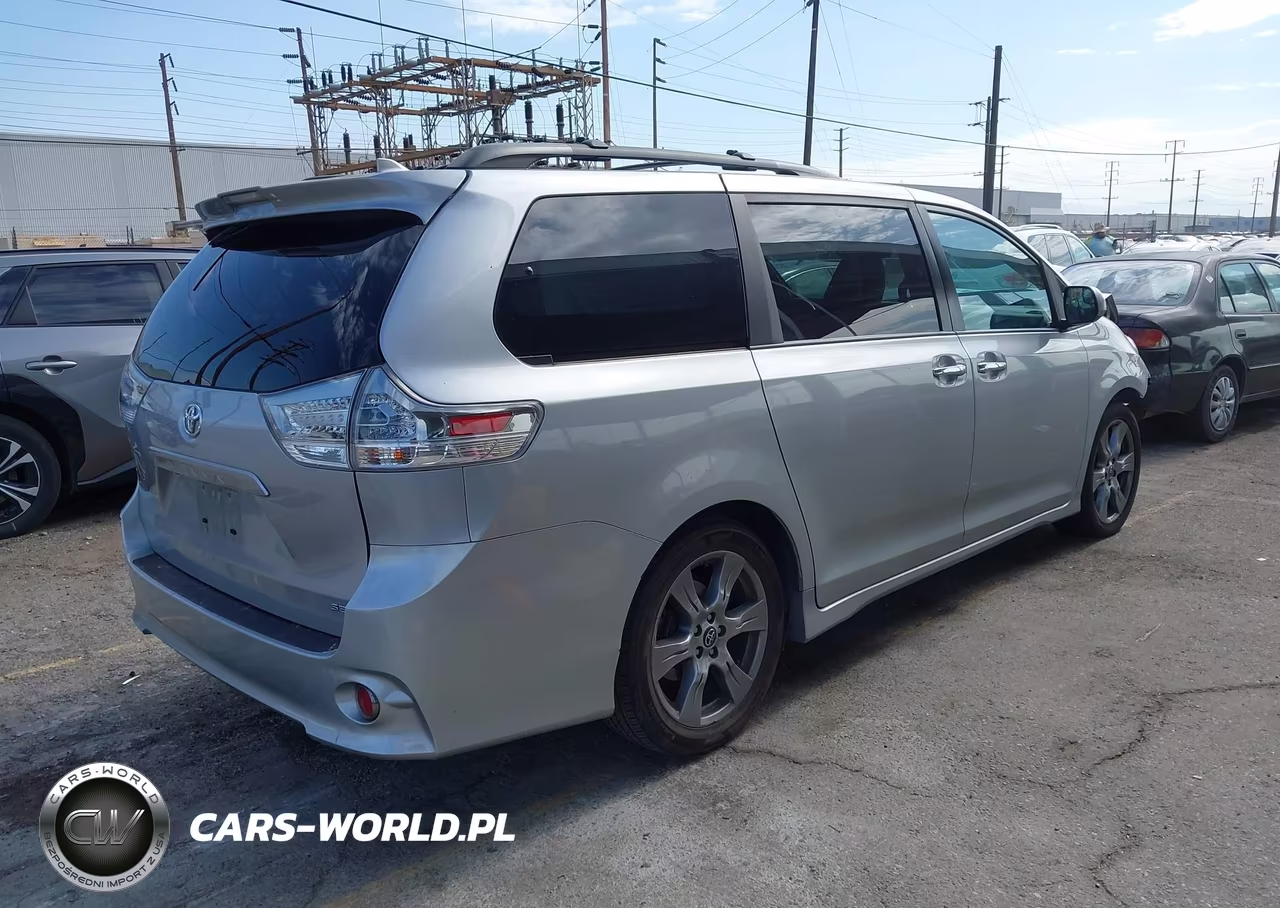 2018 Toyota Sienna Se 8 Passenger VIN:5TDXZ3DC5JS947995 - 4