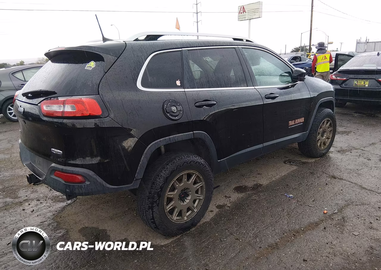2017 Jeep Cherokee Latitude VIN:1C4PJMCB9HW666444 - 4