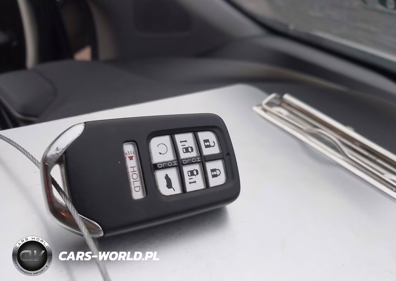 2018 Honda Odyssey Touring VIN:5FNRL6H85JB013325 - 11