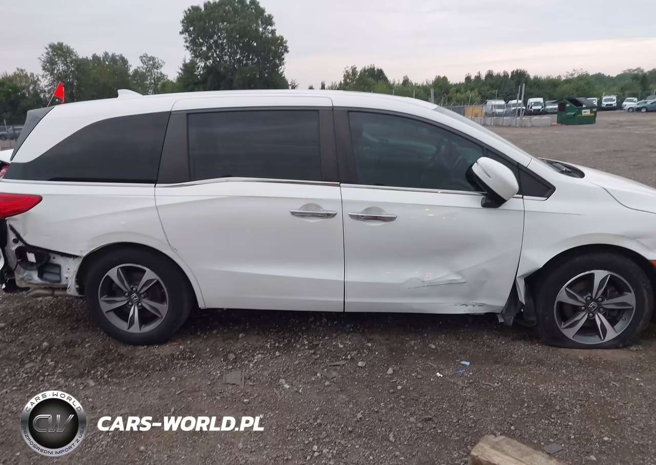 2018 Honda Odyssey Touring VIN:5FNRL6H85JB013325 - 14