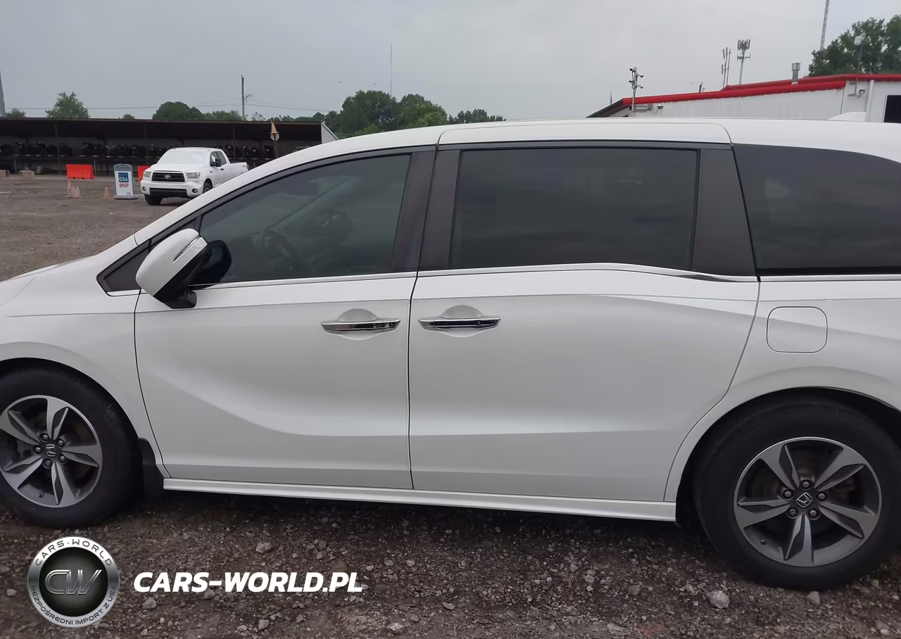 2018 Honda Odyssey Touring VIN:5FNRL6H85JB013325 - 15
