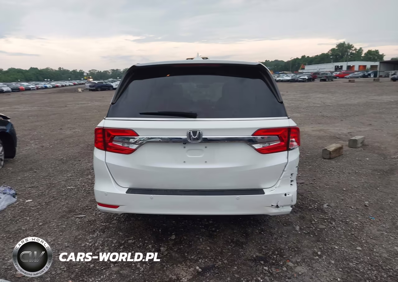 2018 Honda Odyssey Touring VIN:5FNRL6H85JB013325 - 17