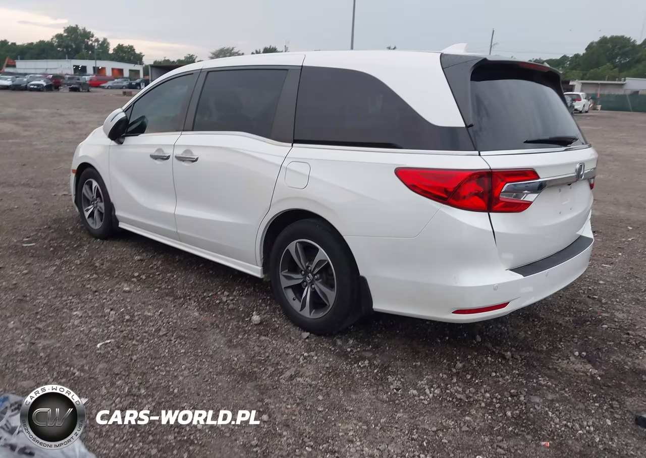 2018 Honda Odyssey Touring VIN:5FNRL6H85JB013325 - 3