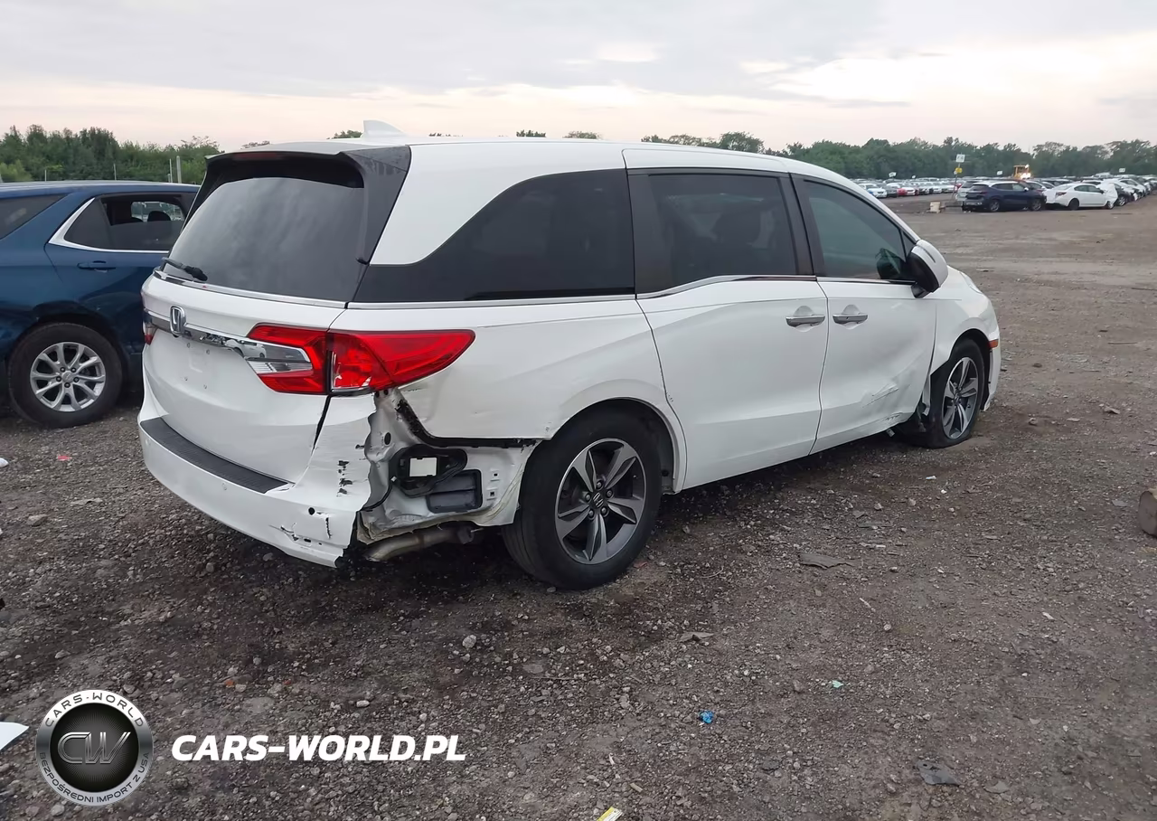 2018 Honda Odyssey Touring VIN:5FNRL6H85JB013325 - 4
