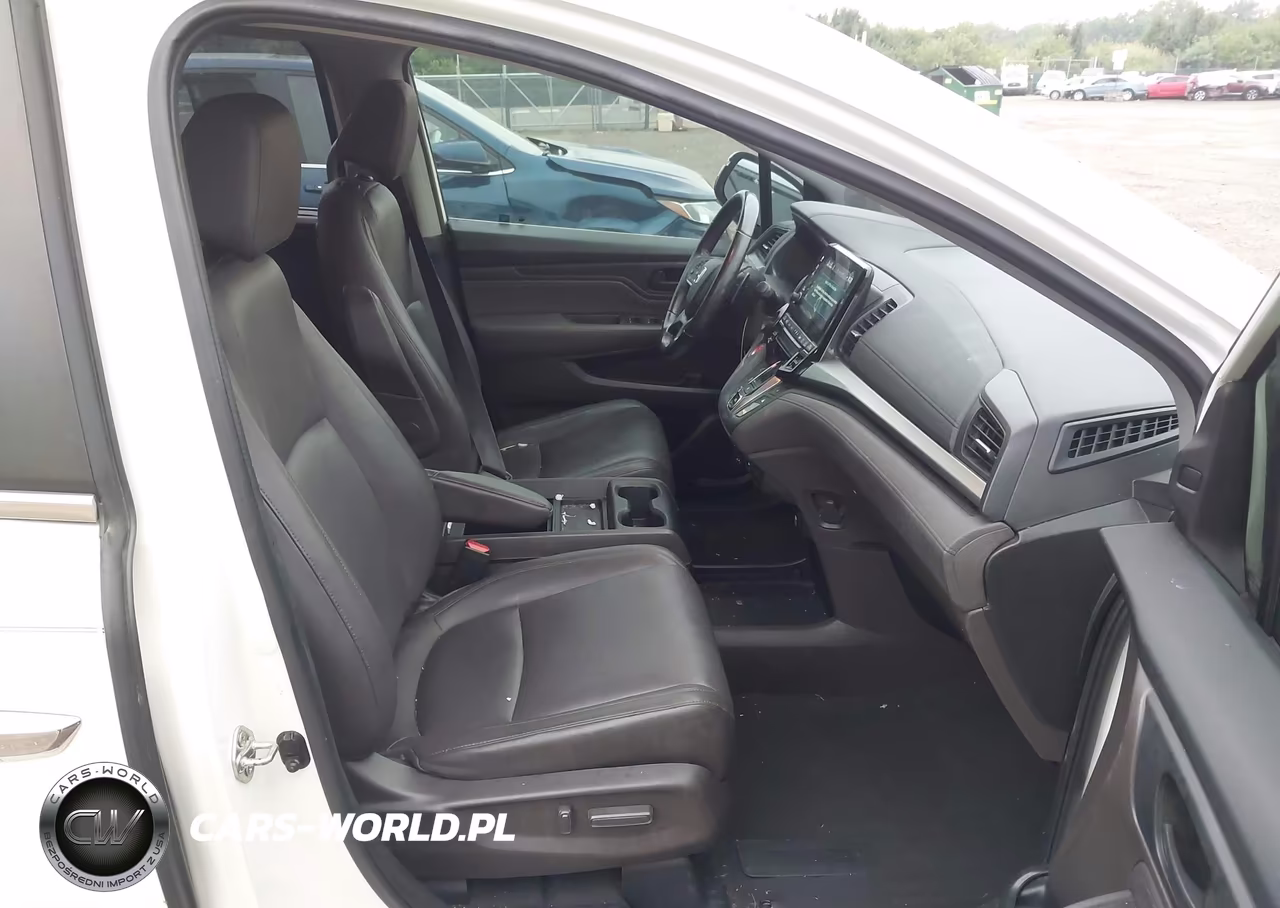 2018 Honda Odyssey Touring VIN:5FNRL6H85JB013325 - 5