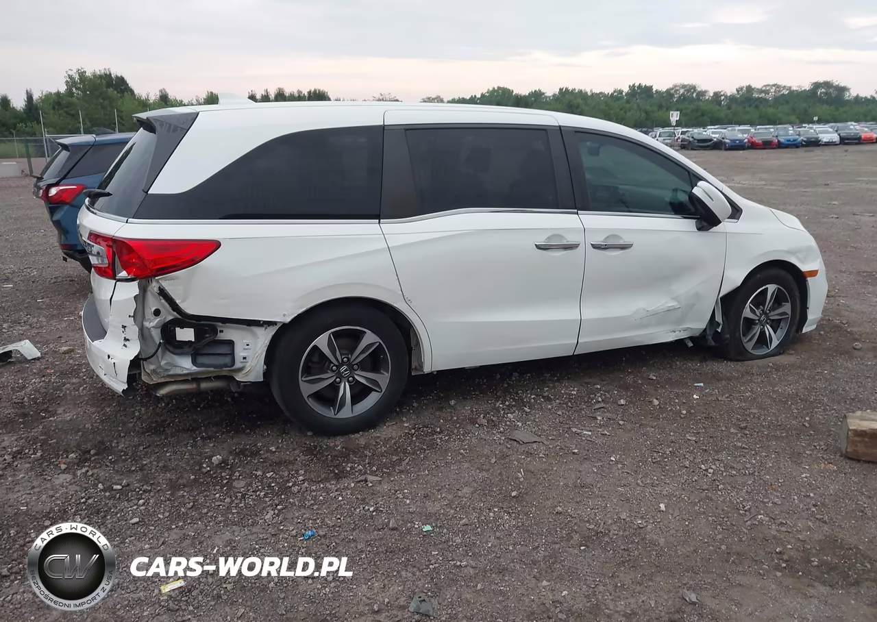 2018 Honda Odyssey Touring VIN:5FNRL6H85JB013325 - 6