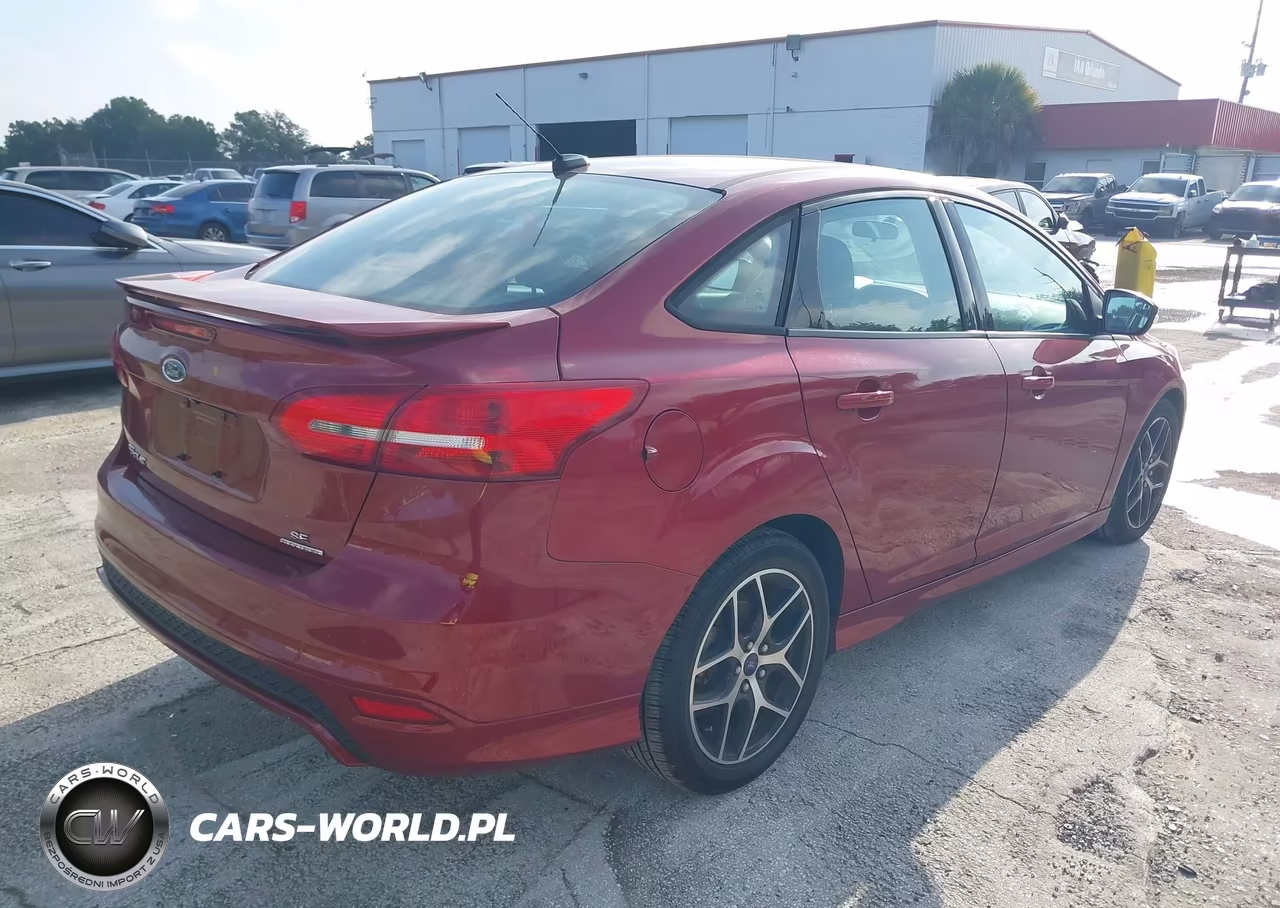 2016 Ford Focus Se VIN:1FADP3F28GL261706 - 4