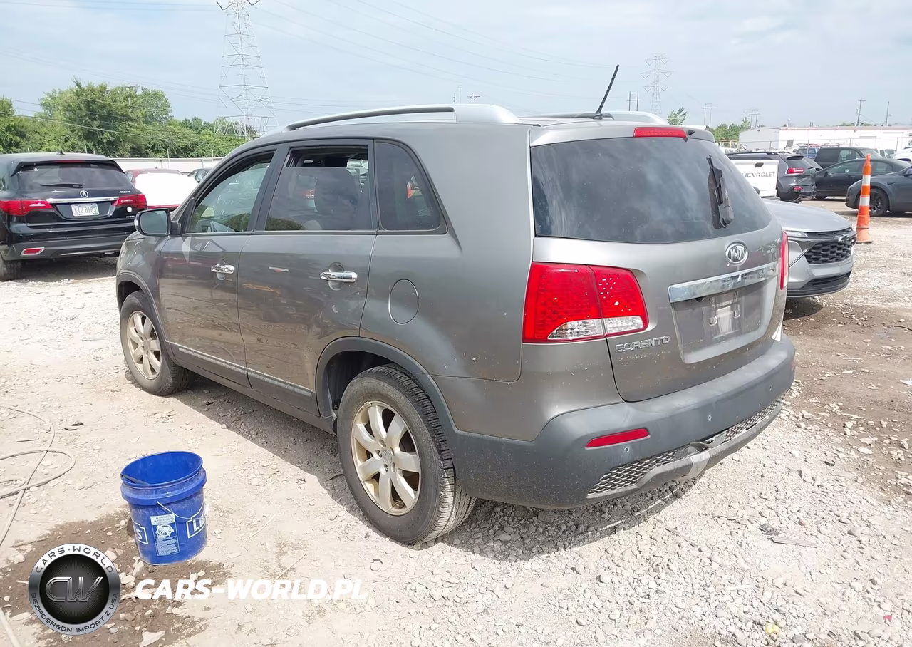 2011 Kia Sorento Lx VIN:5XYKT3A17BG040775 - 3