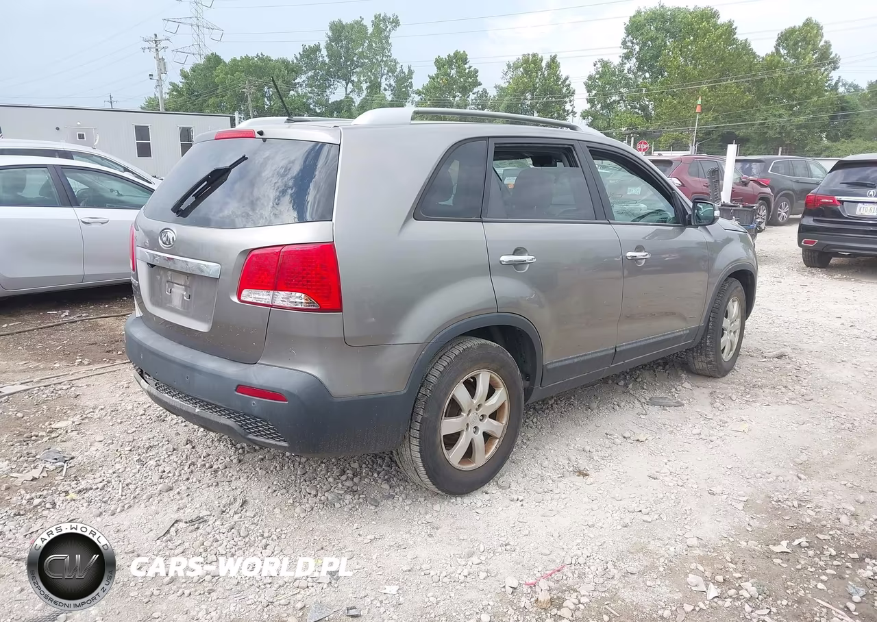 2011 Kia Sorento Lx VIN:5XYKT3A17BG040775 - 4