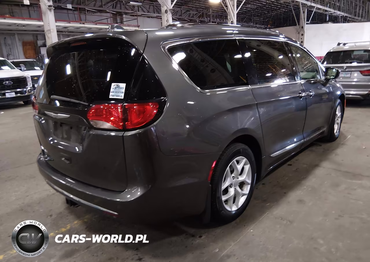 2018 Chrysler Pacifica Touring L Plus VIN:2C4RC1EG4JR121924 - 4