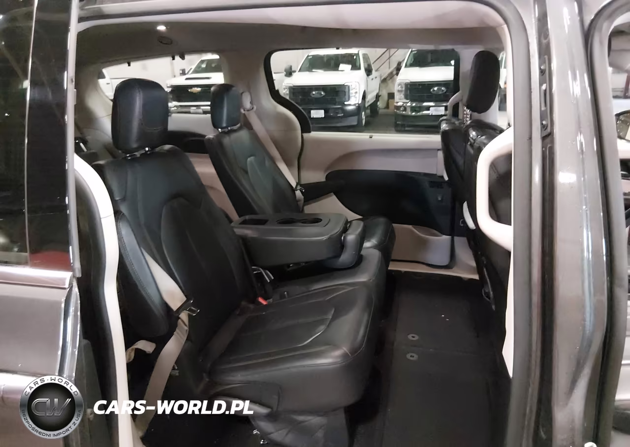 2018 Chrysler Pacifica Touring L Plus VIN:2C4RC1EG4JR121924 - 8