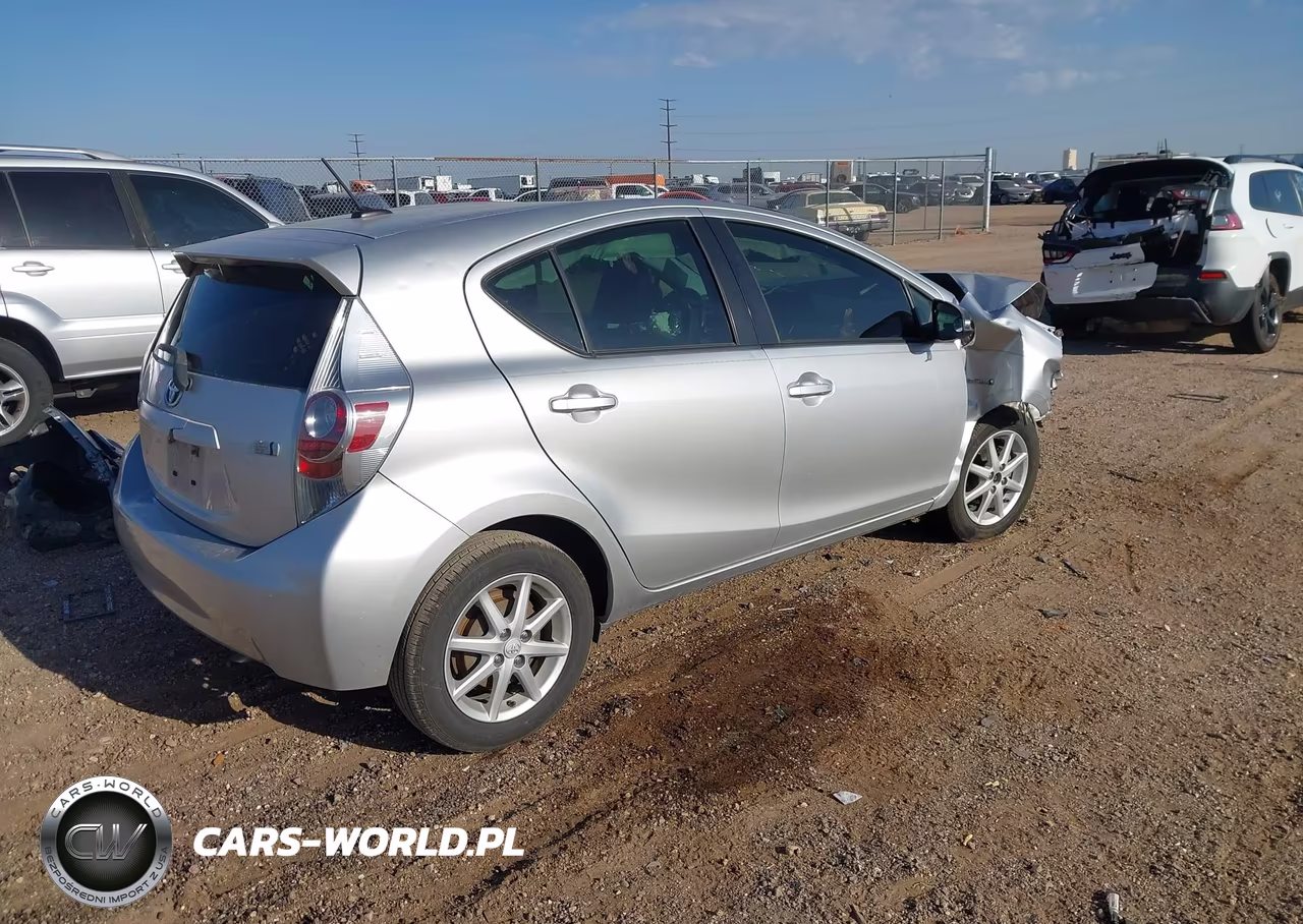 2013 Toyota Prius C Three VIN:JTDKDTB3XD1045646 - 4