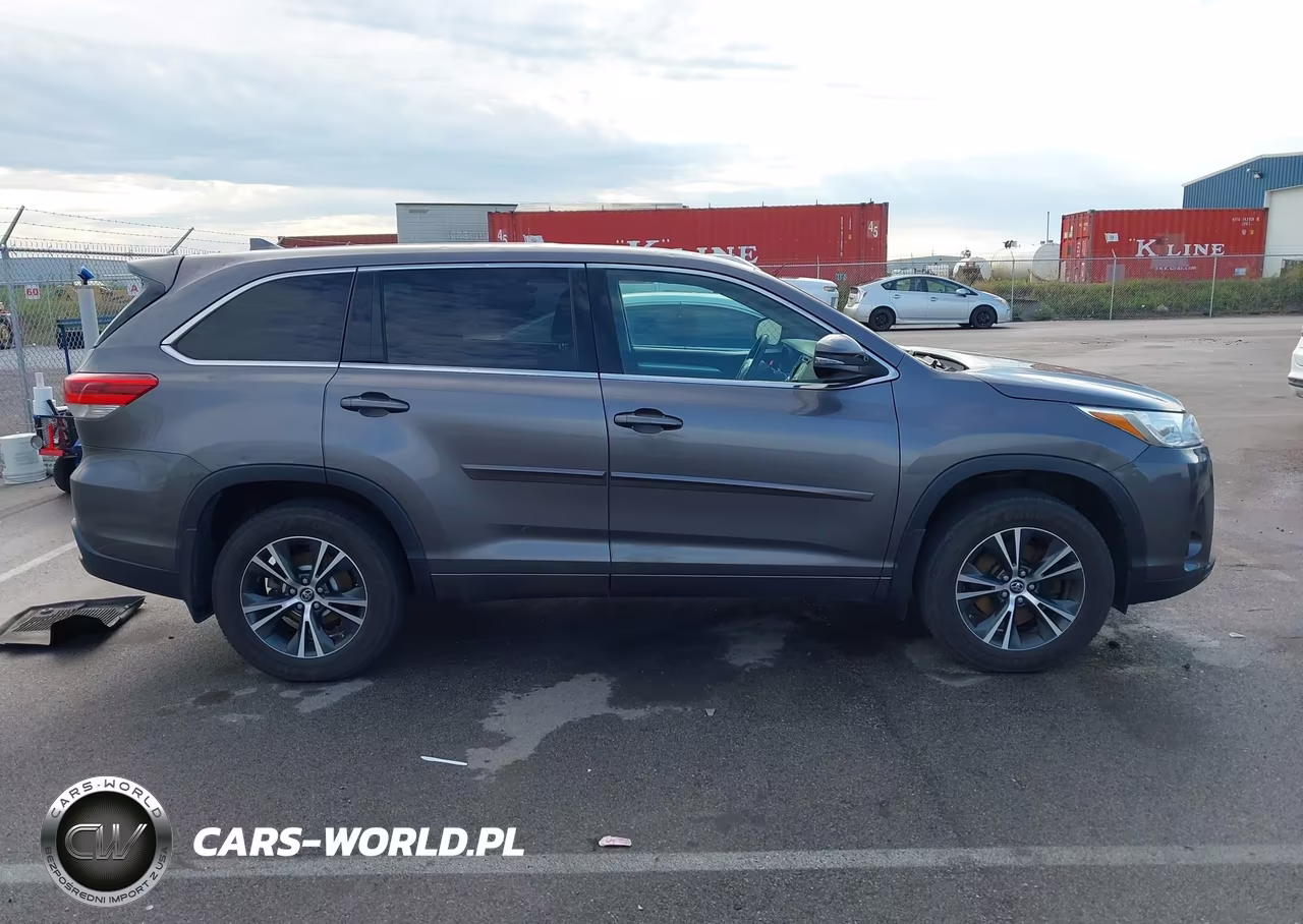 2018 Toyota Highlander Le Plus VIN:5TDBZRFH1JS486767 - 13
