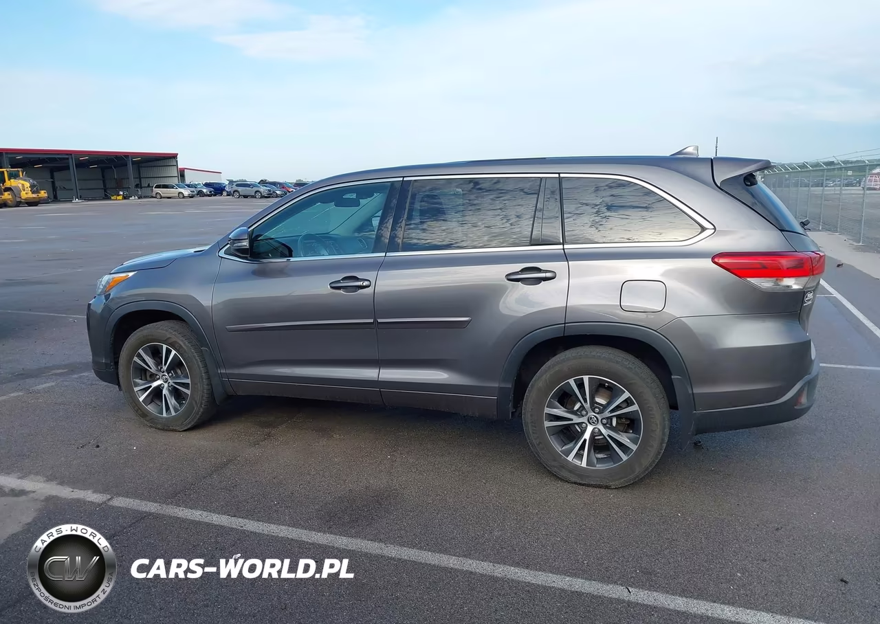 2018 Toyota Highlander Le Plus VIN:5TDBZRFH1JS486767 - 14
