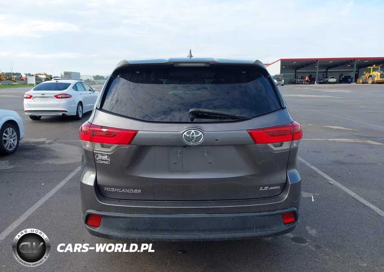 2018 Toyota Highlander Le Plus VIN:5TDBZRFH1JS486767 - 16