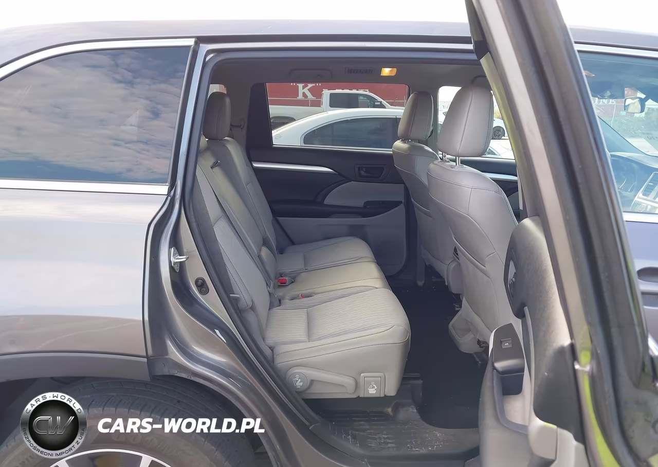 2018 Toyota Highlander Le Plus VIN:5TDBZRFH1JS486767 - 8