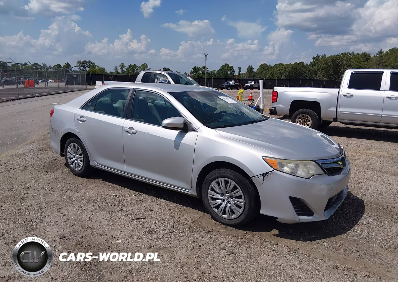 2014 Toyota Camry Le – zdjęcie 1 z 16