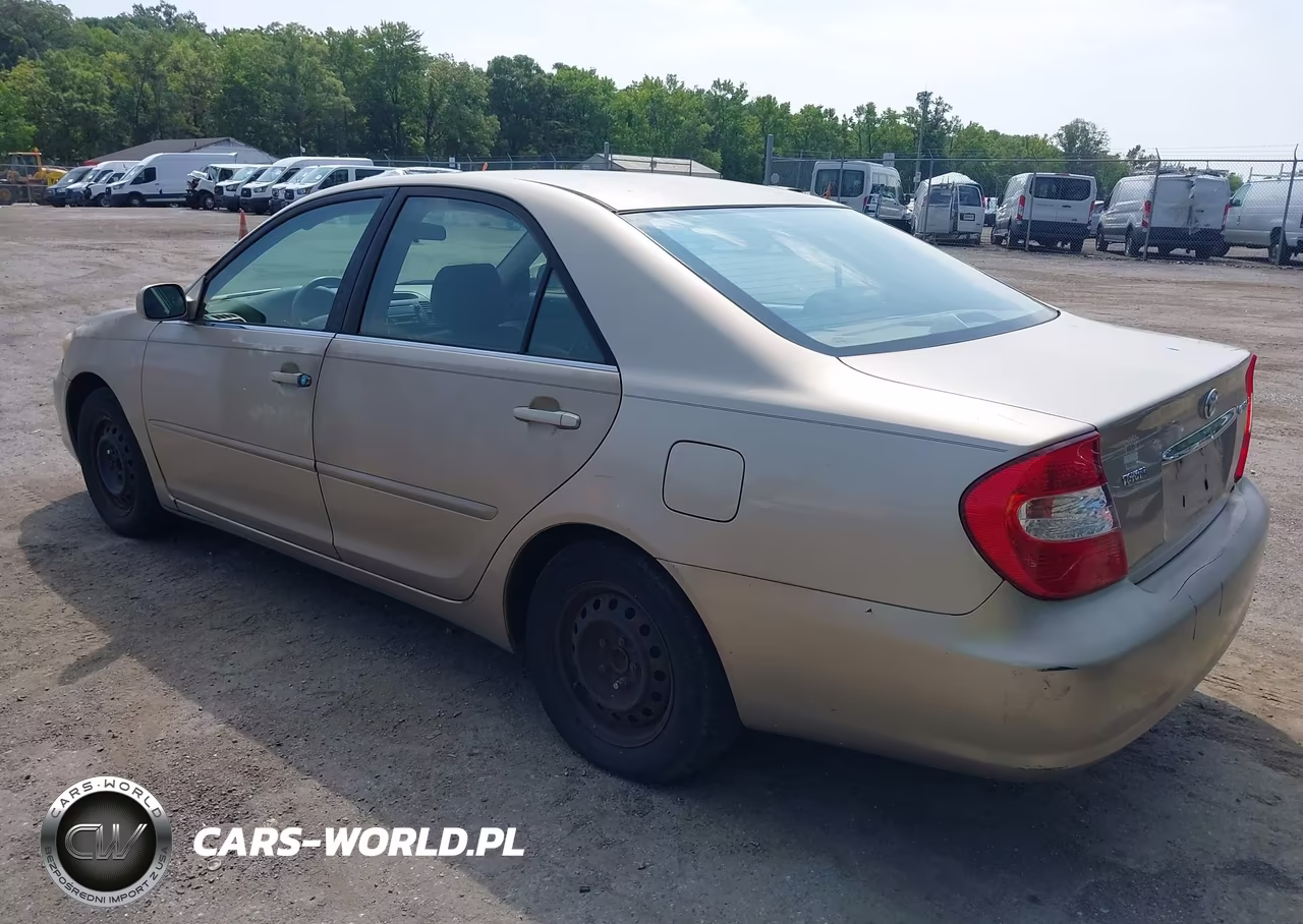 2002 Toyota Camry Le VIN:JTDBE32K720049743 - 3