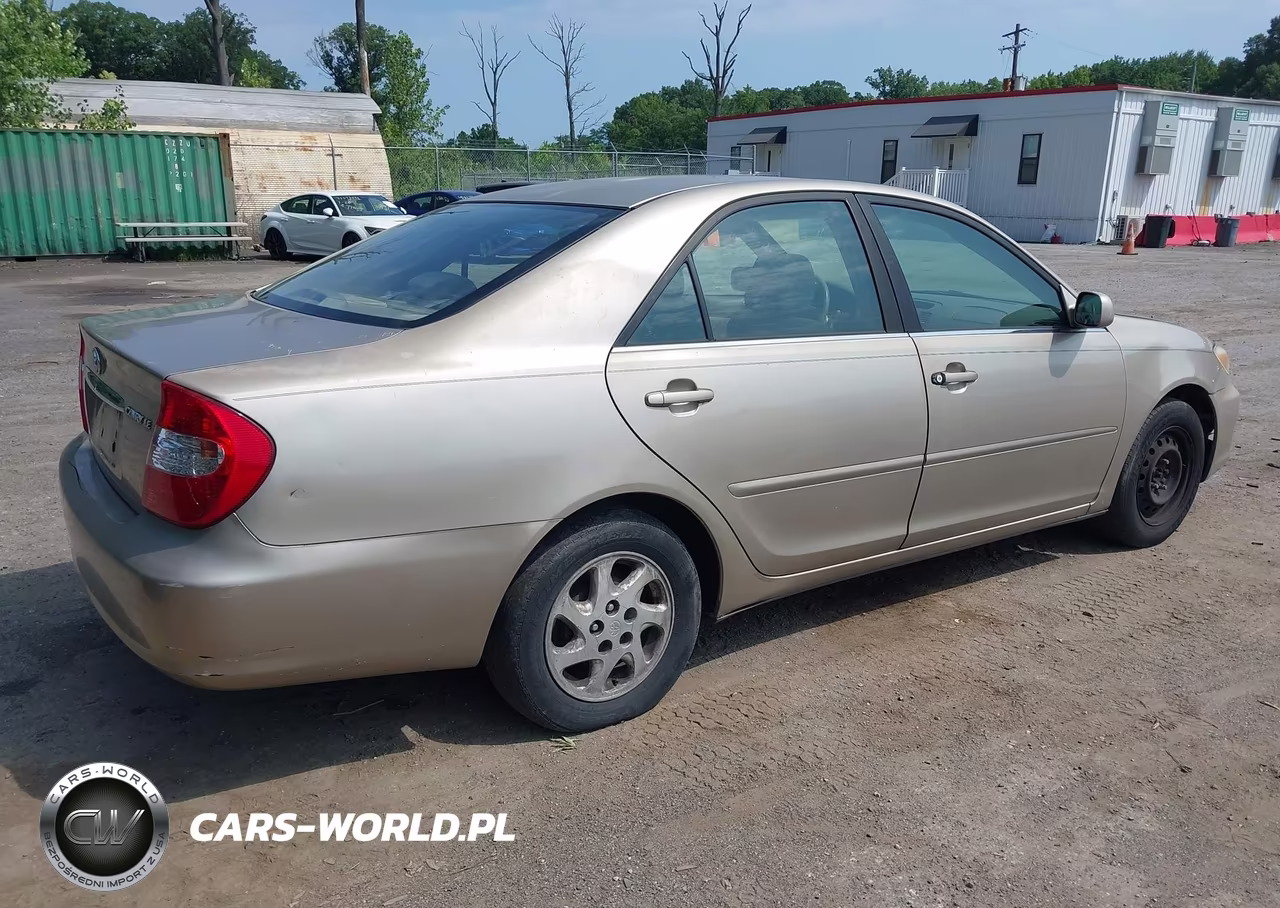 2002 Toyota Camry Le VIN:JTDBE32K720049743 - 4
