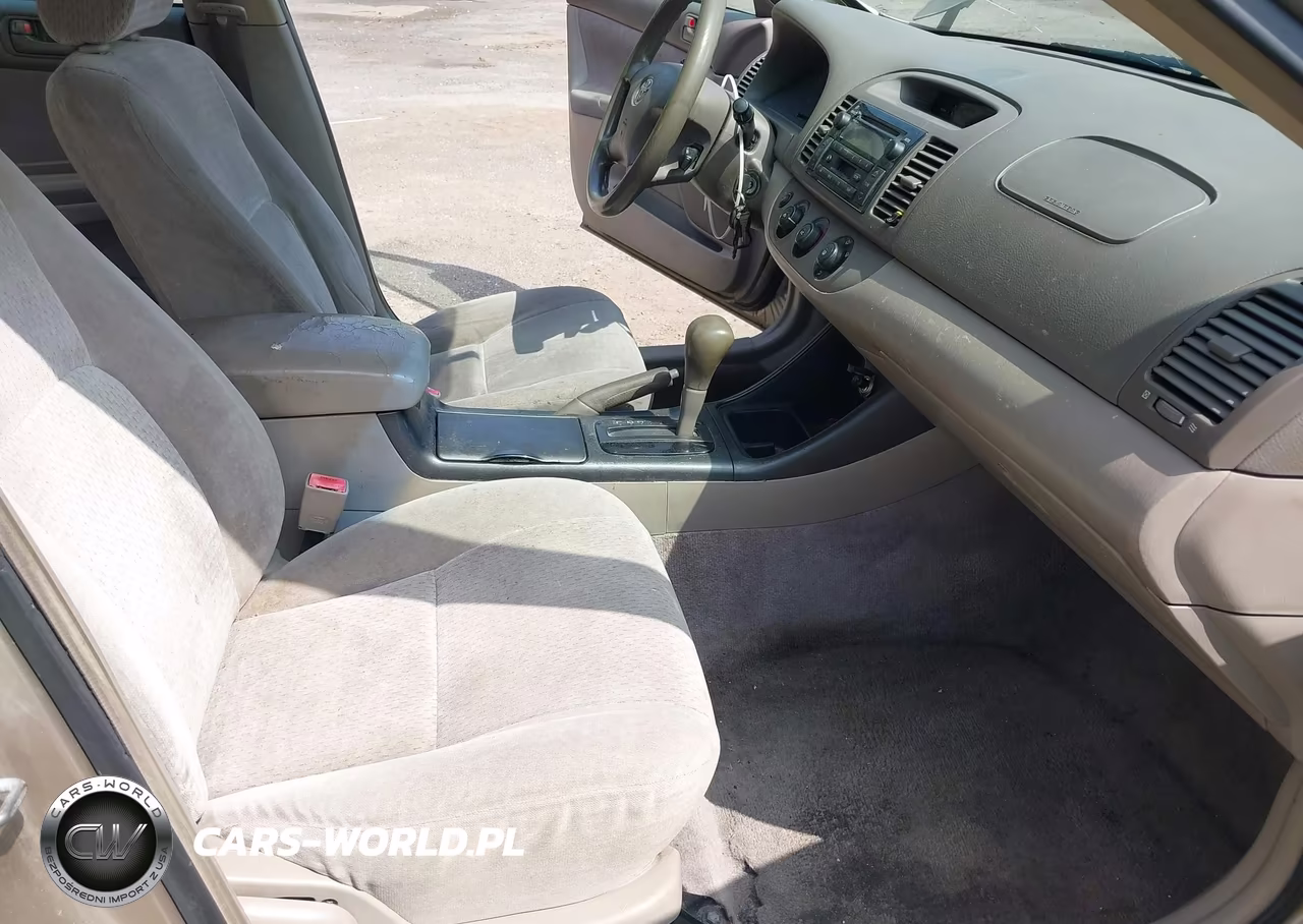 2002 Toyota Camry Le VIN:JTDBE32K720049743 - 5