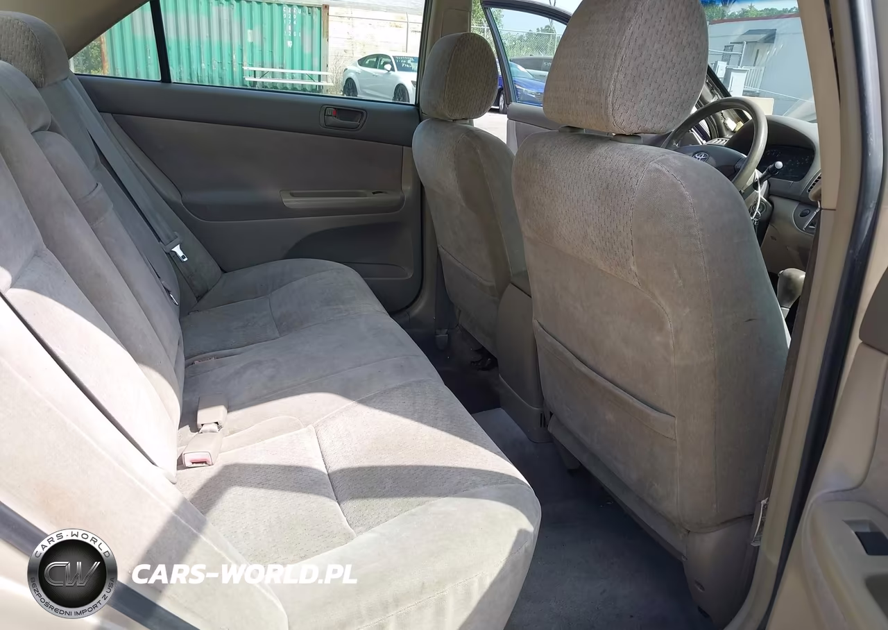 2002 Toyota Camry Le VIN:JTDBE32K720049743 - 8