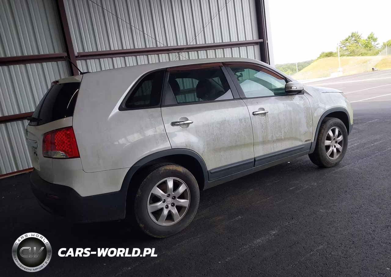 2011 Kia Sorento Lx VIN:5XYKTCA10BG012655 - 4