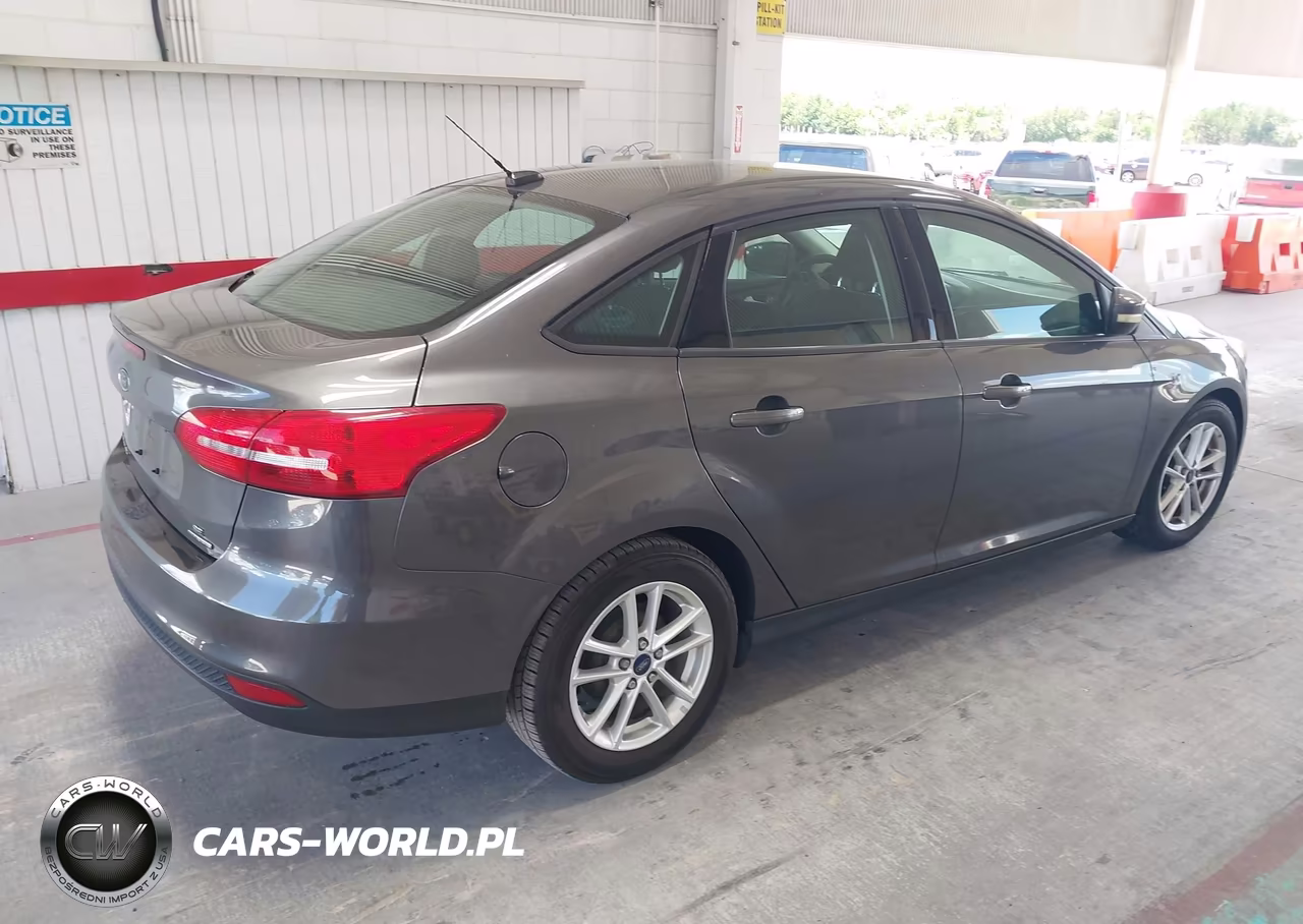 2016 Ford Focus Se VIN:1FADP3F20GL255429 - 4