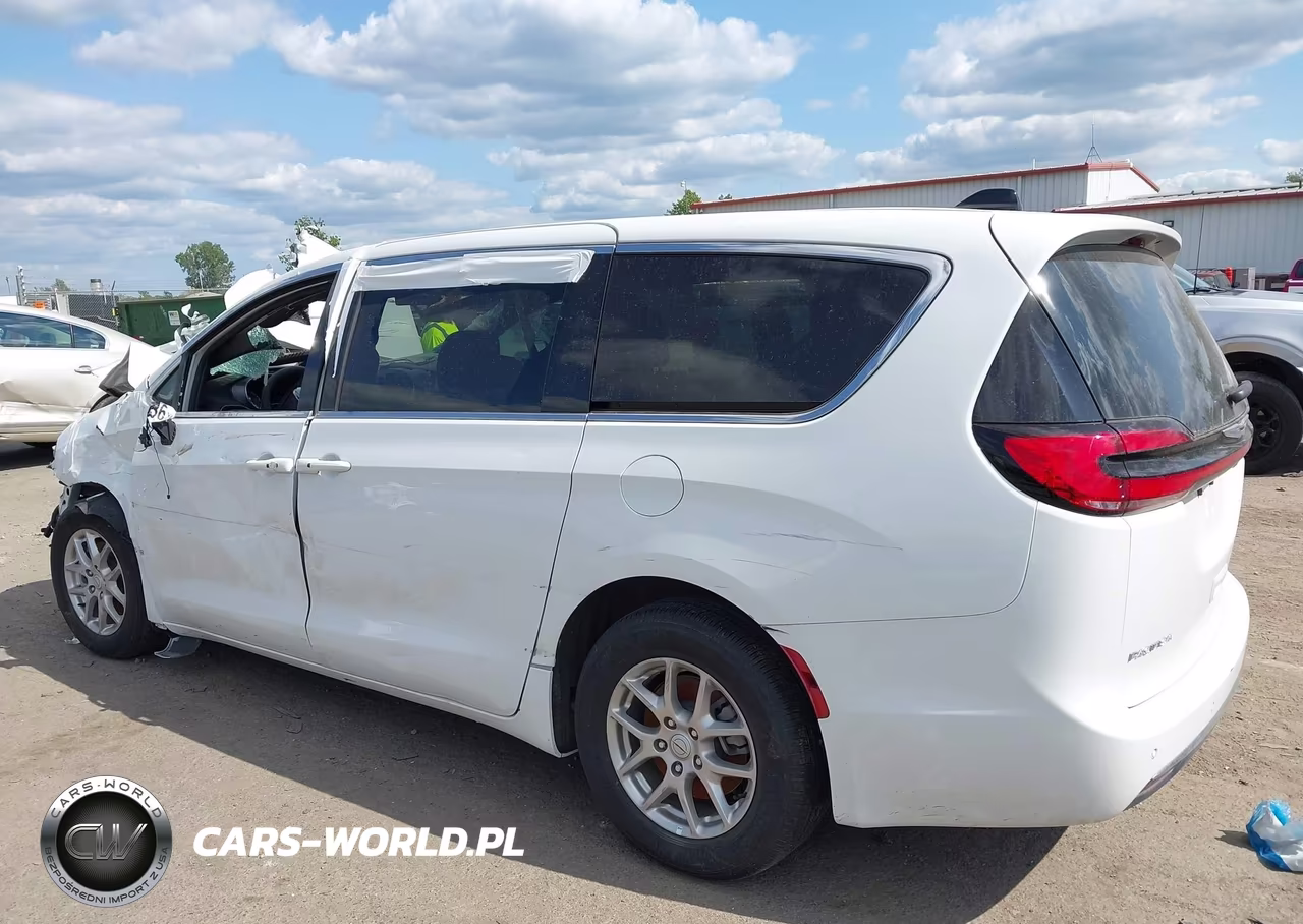 2025 Chrysler Pacifica Select VIN:2C4RC1BG7SR601333 - 13