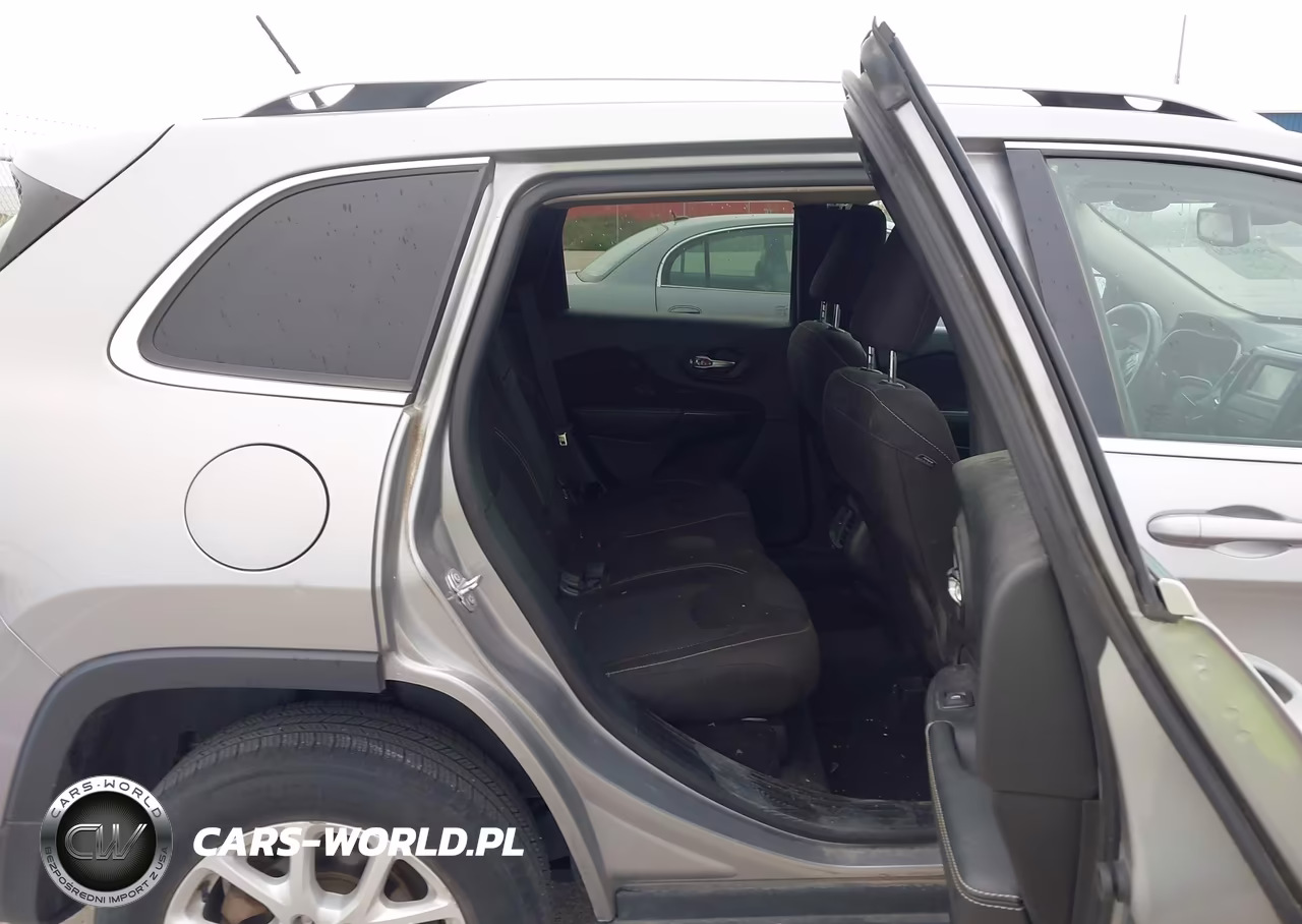 2017 Jeep Cherokee Latitude VIN:1C4PJLCB0HW541682 - 8