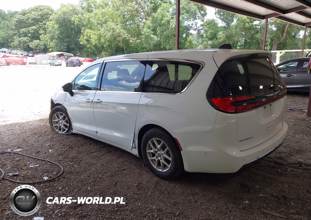 2024 Chrysler Pacifica Touring L VIN:2C4RC1BG3RR109926 - 3