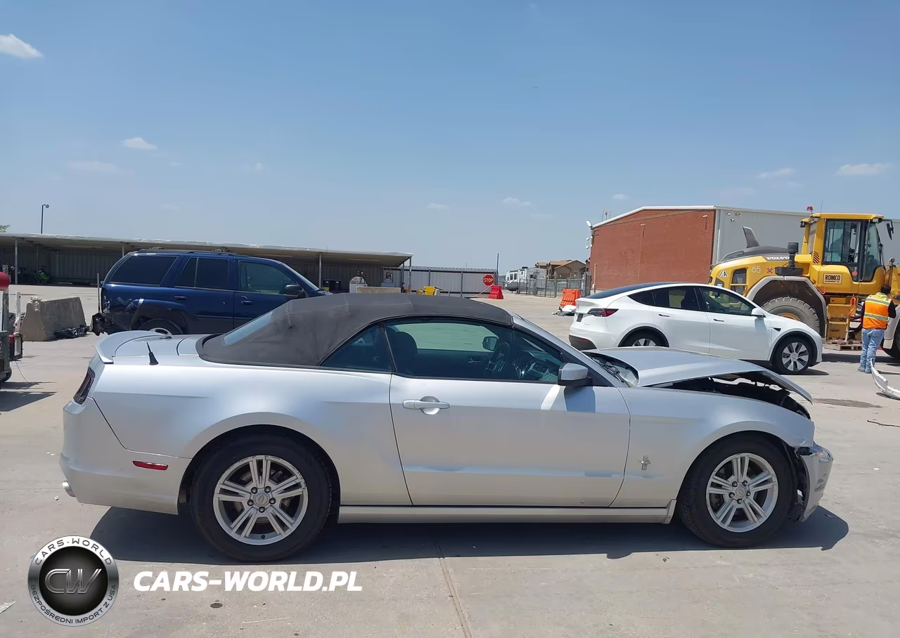 2014 Ford Mustang V6 Premium VIN:1ZVBP8EM7E5242631 - 13