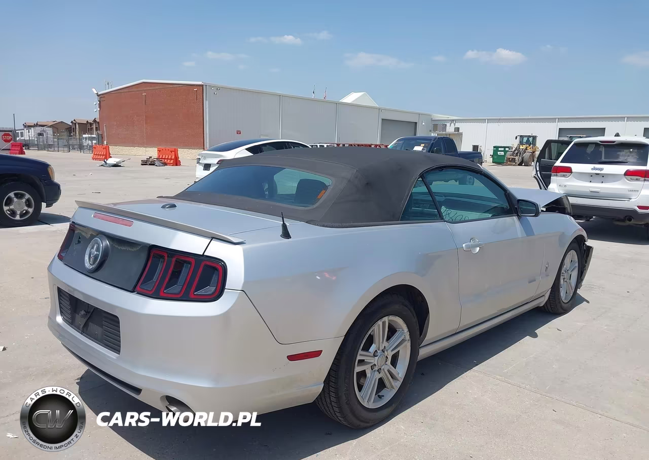 2014 Ford Mustang V6 Premium VIN:1ZVBP8EM7E5242631 - 4