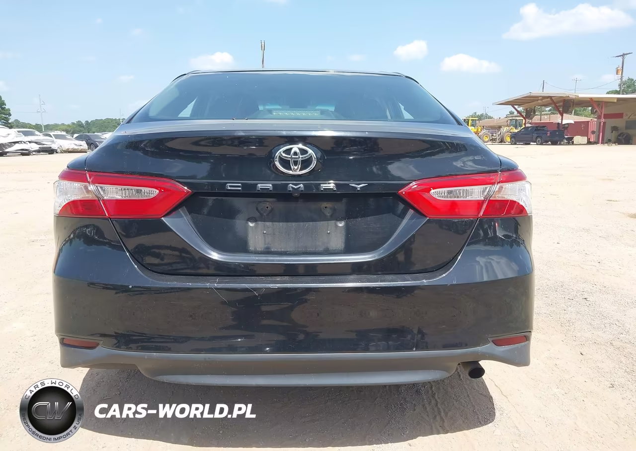 2018 Toyota Camry Le VIN:4T1B11HK2JU665604 - 17