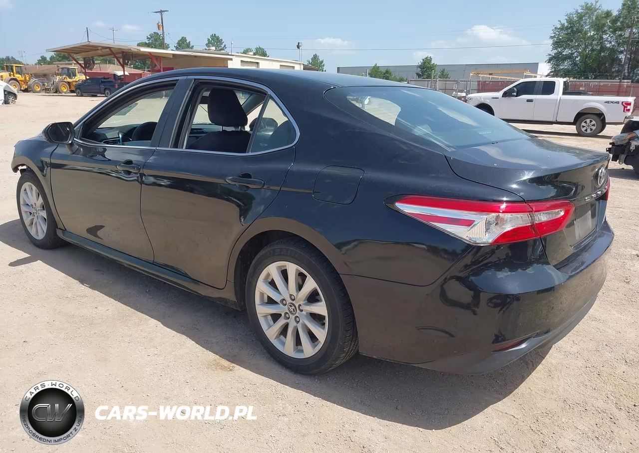 2018 Toyota Camry Le VIN:4T1B11HK2JU665604 - 3