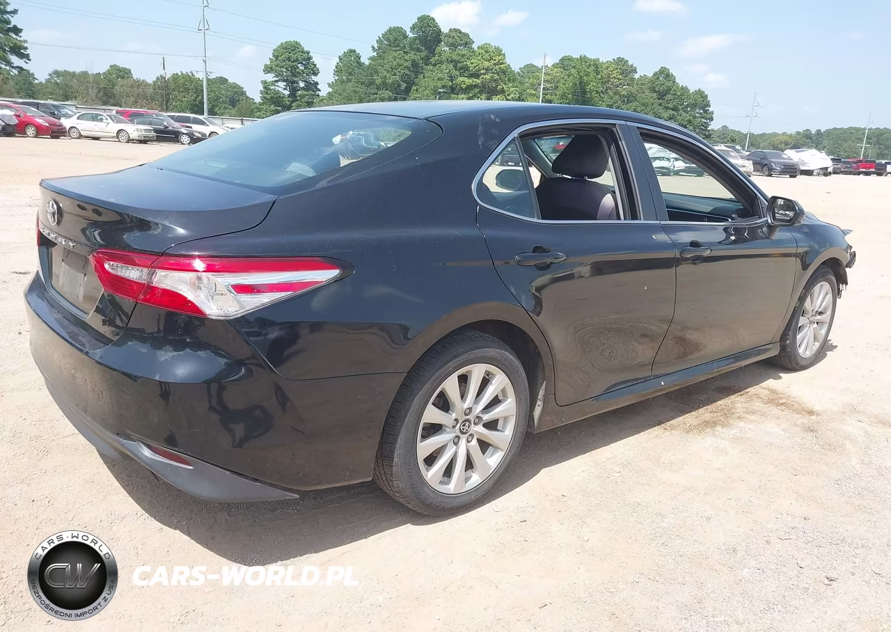 2018 Toyota Camry Le VIN:4T1B11HK2JU665604 - 4