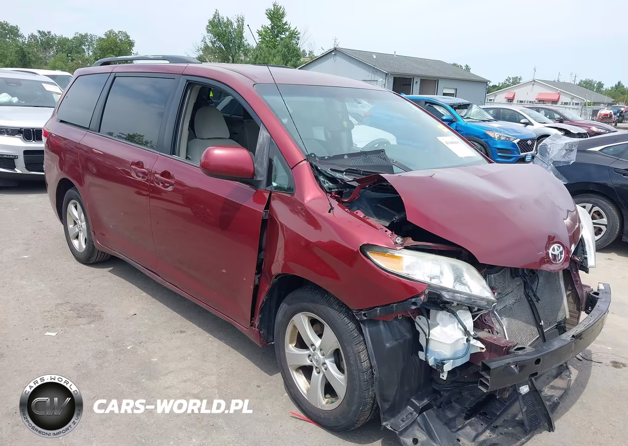2013 Toyota Sienna Le V6 8 Passenger