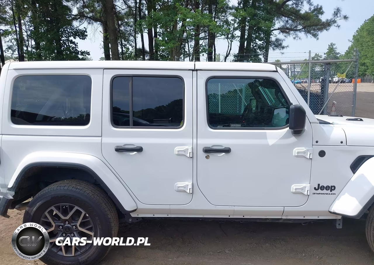2025 Jeep Wrangler 4-Door Sahara 4X4 VIN:1C4PJXEN8SW598136 - 13