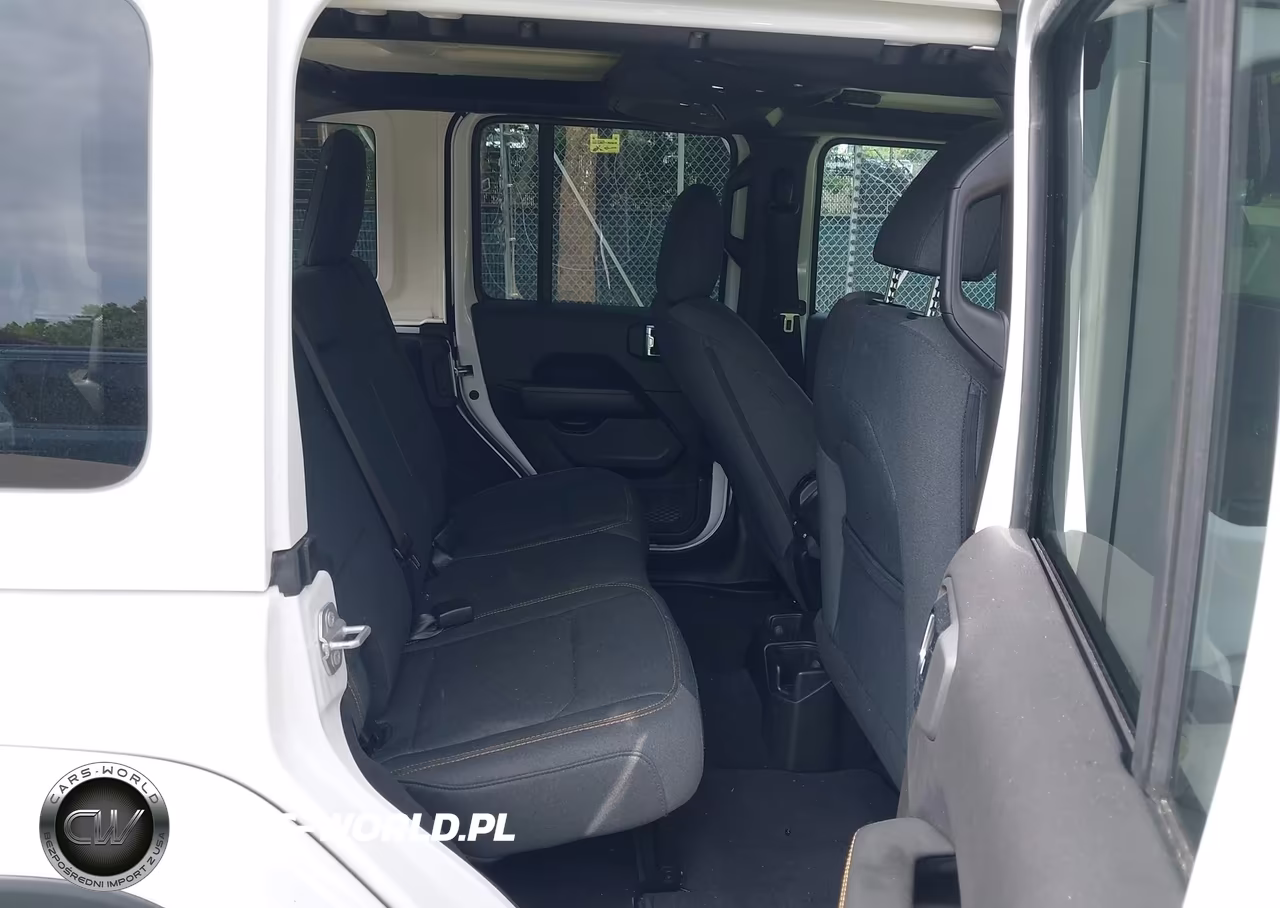 2025 Jeep Wrangler 4-Door Sahara 4X4 VIN:1C4PJXEN8SW598136 - 8