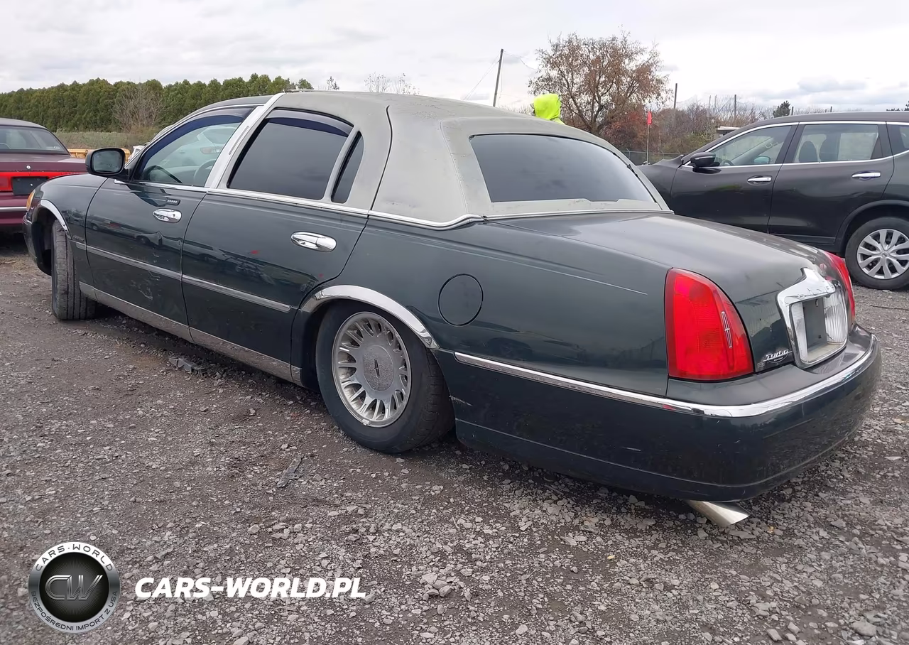 2002 Lincoln Town Car Signature VIN:1LNHM82W92Y657970 - 3