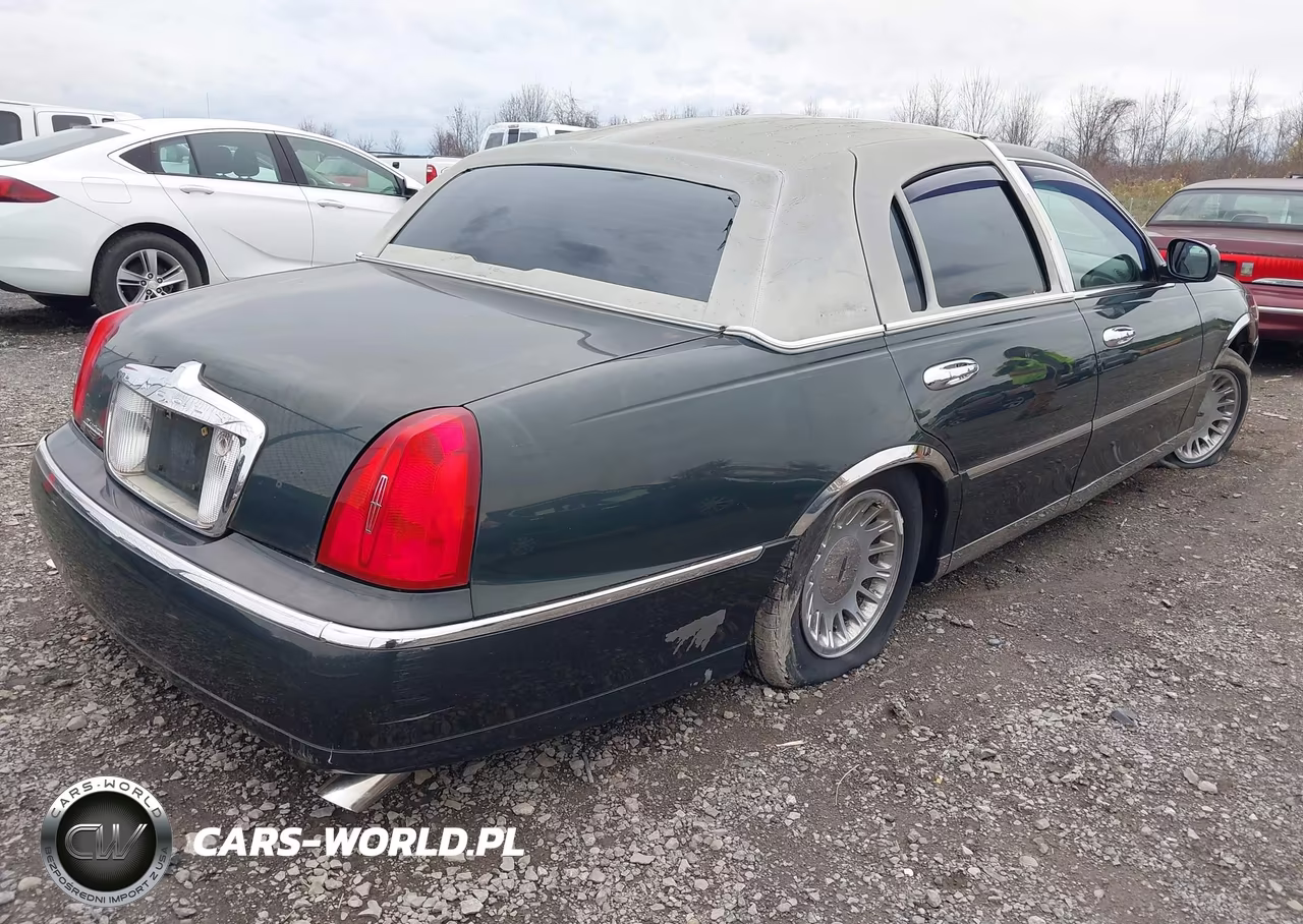 2002 Lincoln Town Car Signature VIN:1LNHM82W92Y657970 - 4