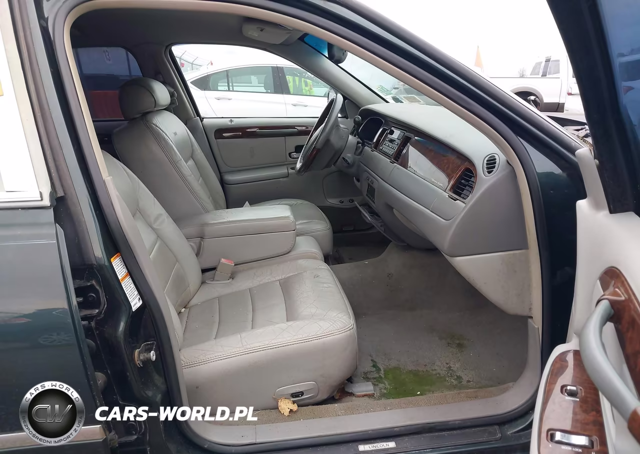 2002 Lincoln Town Car Signature VIN:1LNHM82W92Y657970 - 5