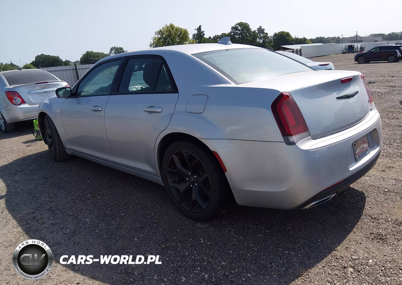 2020 Chrysler 300 Touring VIN:2C3CCAAG0LH168621 - 3