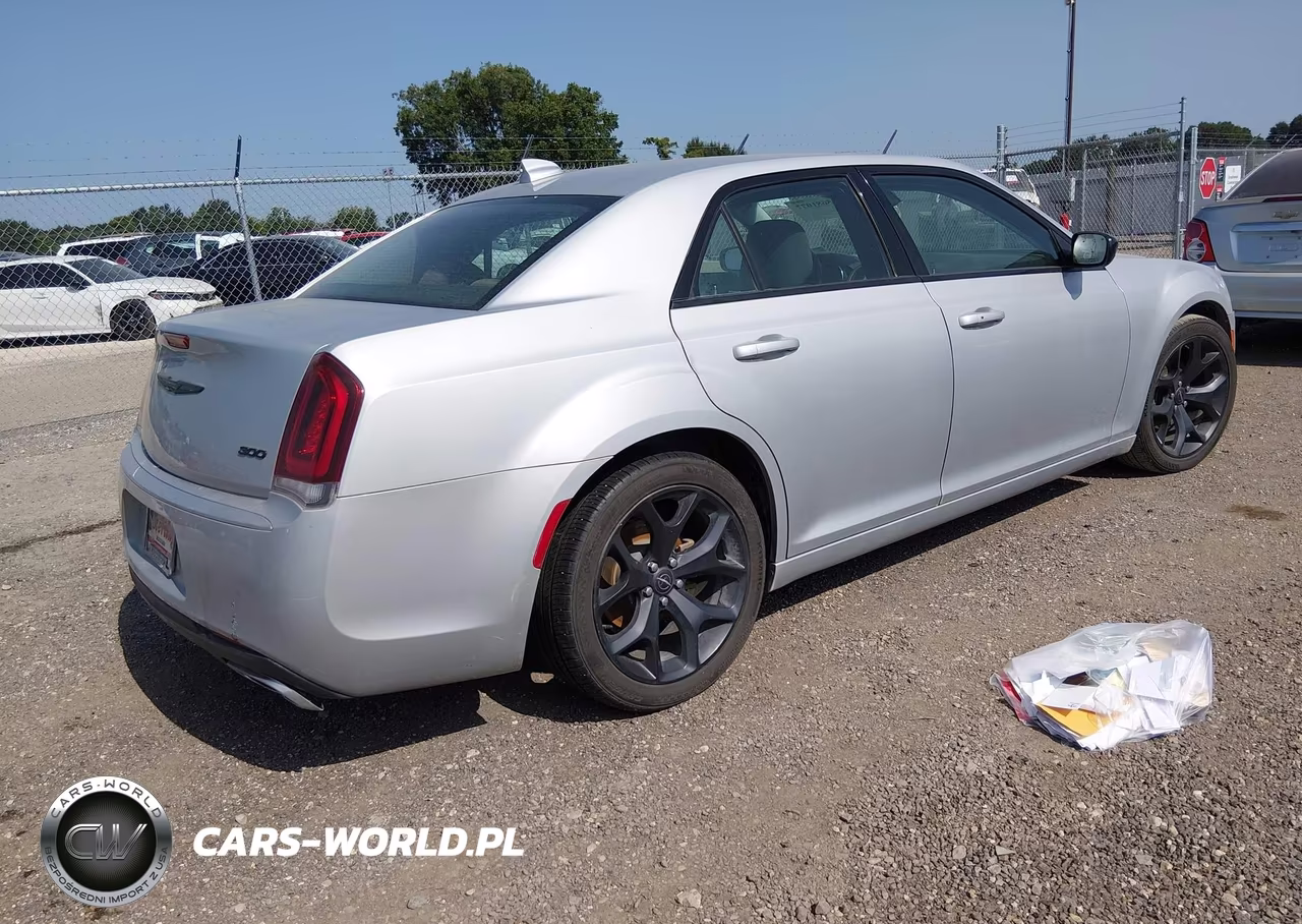 2020 Chrysler 300 Touring VIN:2C3CCAAG0LH168621 - 4