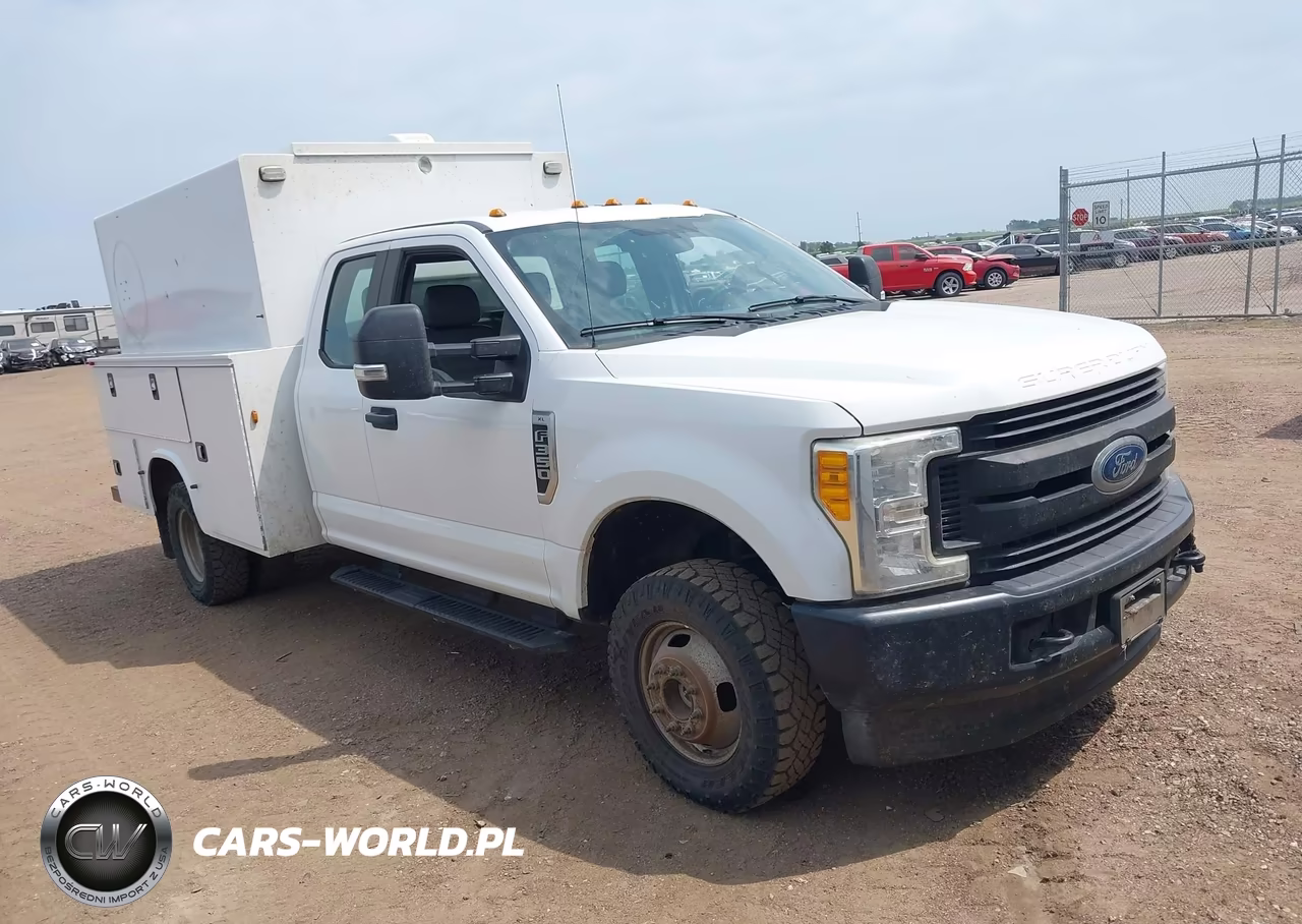2017 Ford F-350 Chassis Xl