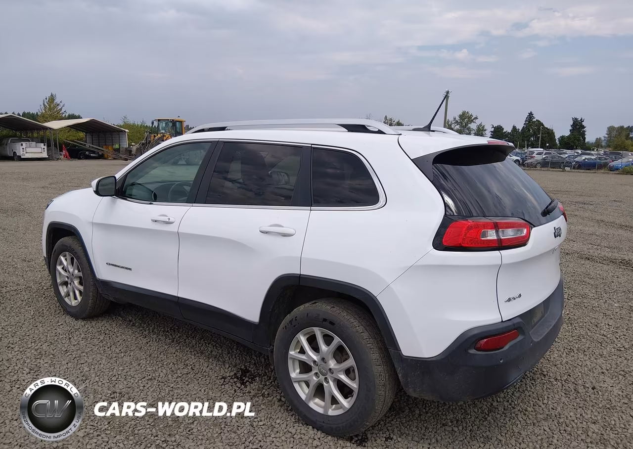 2018 Jeep Cherokee Latitude 4X4 VIN:1C4PJMCB0JD528650 - 3