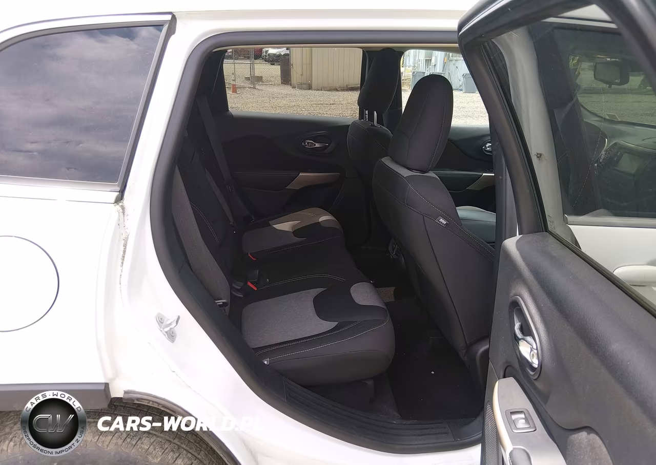 2018 Jeep Cherokee Latitude 4X4 VIN:1C4PJMCB0JD528650 - 8