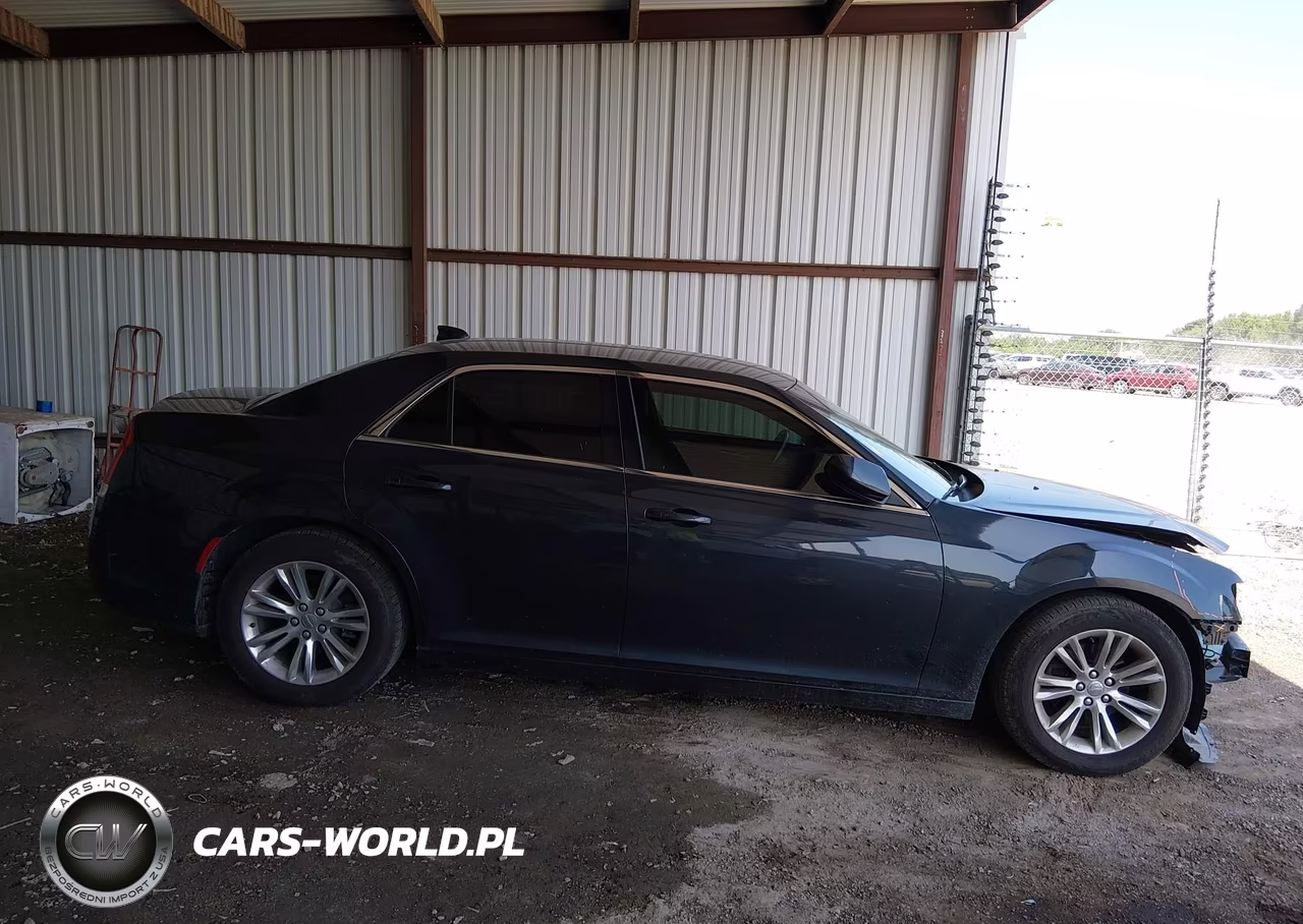 2019 Chrysler 300 Touring L VIN:2C3CCAAG9KH616997 - 13