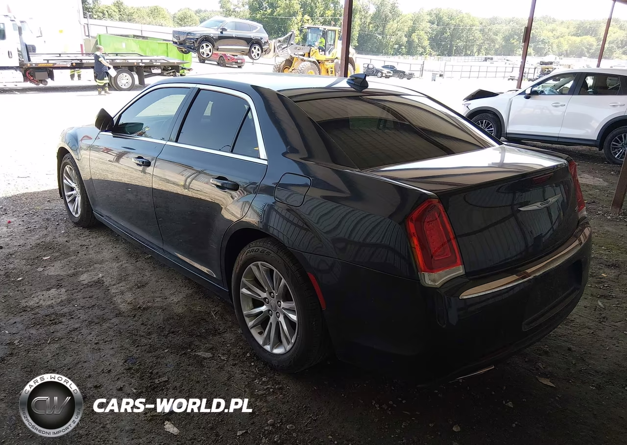 2019 Chrysler 300 Touring L VIN:2C3CCAAG9KH616997 - 3