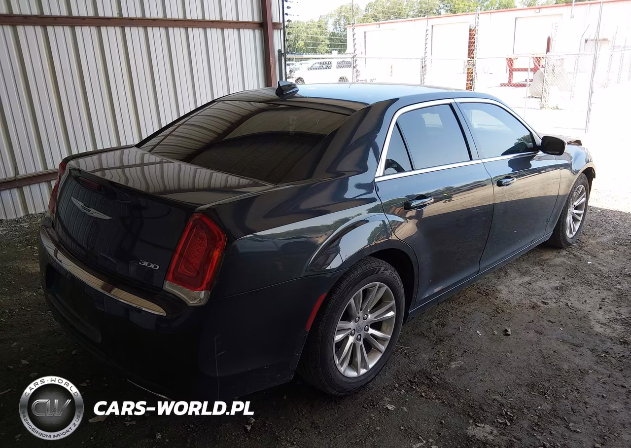 2019 Chrysler 300 Touring L VIN:2C3CCAAG9KH616997 - 4